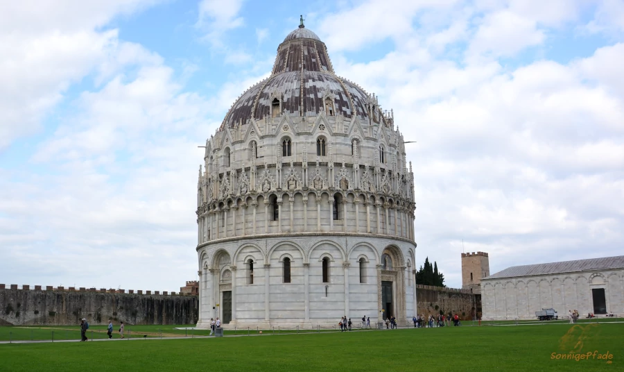 Attraktion in Pisa: Taufkirche Baptisterium an der Piazza dei Miracoli