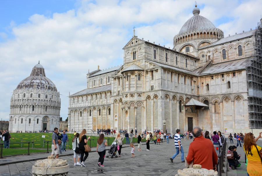 Piazza dei Miracoli Kathedrale und Taufkirche - Attraktionen in Pisa an einem Platz versammelt