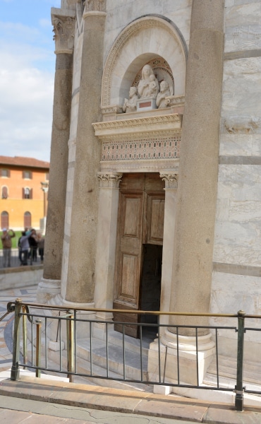 Eingang zum Schiefen Turm von Pisa - Haupt- Attraktion der Stadt am Arno