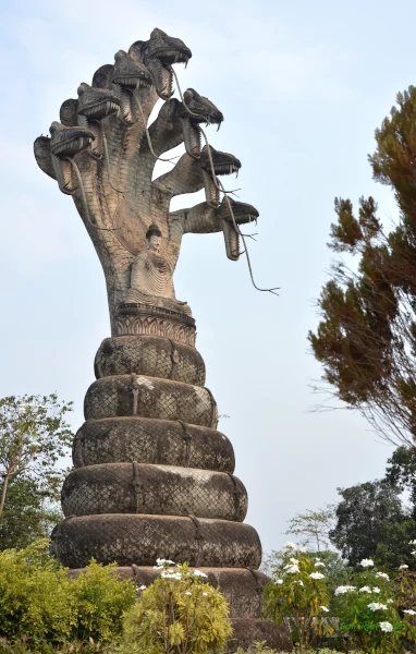 Sala Kaeo Ku Park Nong Khai - 7-köpfige Naga beschützt meditierenden Buddha
