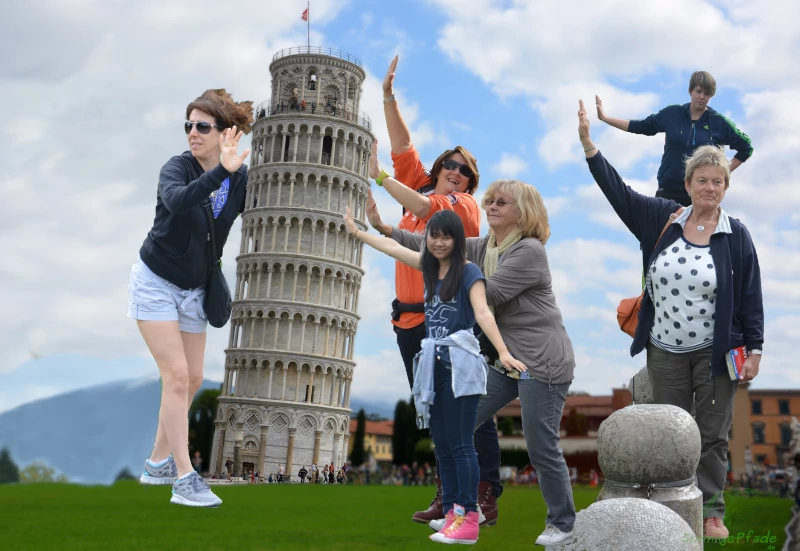 Attraktion Schiefer Turm Pisa - Turmschubser und Stützer posieren für Touristen fotos