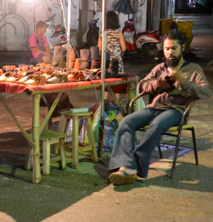Thailands Norden: Schuster auf dem Nachtmarkt in Pai
