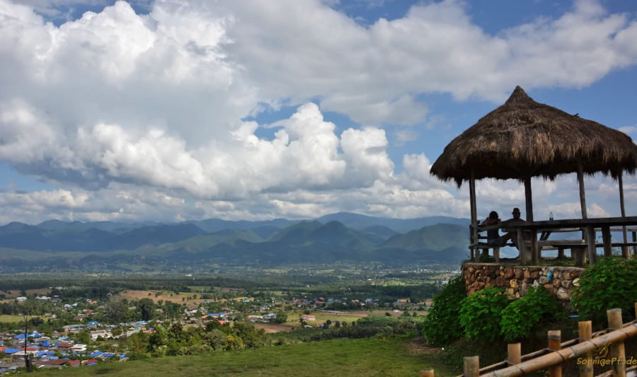 Ein Aussichtspunkt über Täler und Berge im Norden von Thailand
