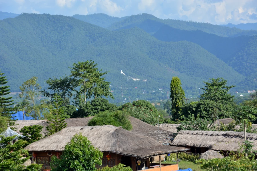 Thailands Norden: Berglandschaft bei Pai mit Aussicht auf den Weißen Buddha