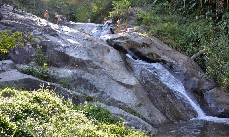 Wasserfall Mo Paeng im Norden von Thailand - Bade- und Rutschvergnügen für backpacker
