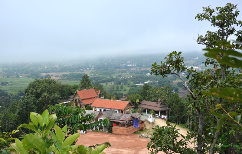 Sehenswürdigkeit Wat Mae Yen mit Nebel über dem Pai - Tal