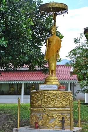 Per Wanderung zu erreichen: Sehenswürdigkeiten bei Pai - Buddha Statue im Wat Nam Hoo