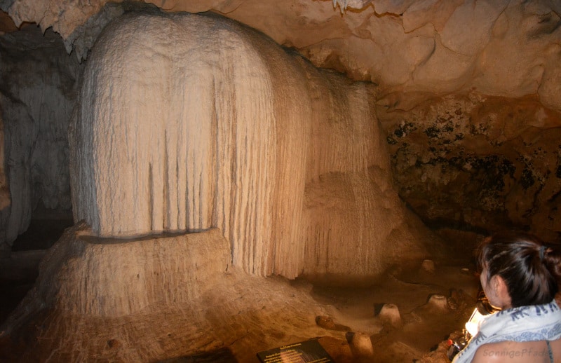 Im Norden Thailands: versteinerter "Wasserfall" in der Höhle Tham Lot bei Pang Mappa (Soppong)