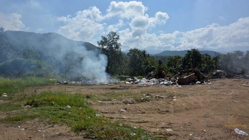 Brennende Müllkippe bei Pai im Norden von Thailand