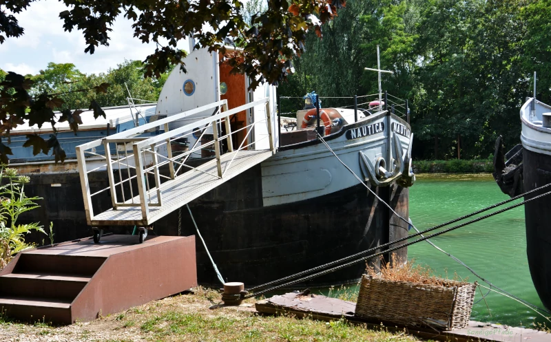 Flußboote am Canal de lAisne a la Marne