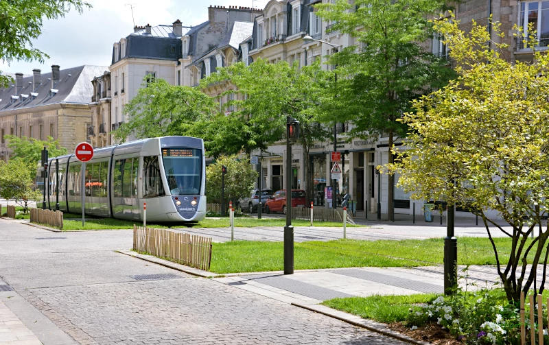 Straßenbahn mit Champagnerglas - Design in Reims mit Stromschiene statt Oberleitung