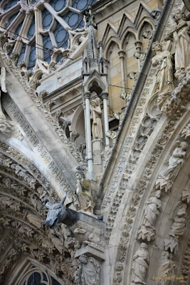 Figuren an der Kathedrale Notre Dame in Reims