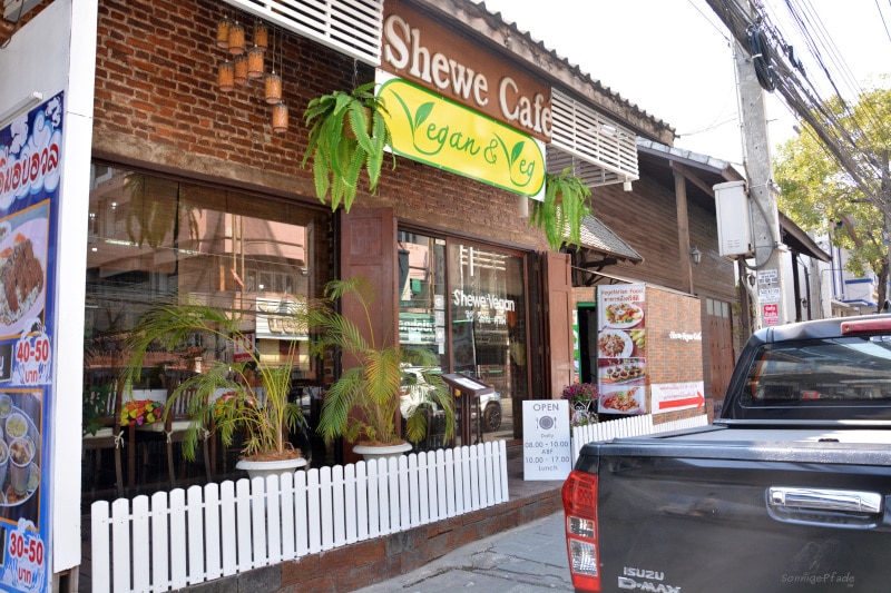 Chiang Mai: Vegan Shewe Cafe in der Straße zum Bahnhof