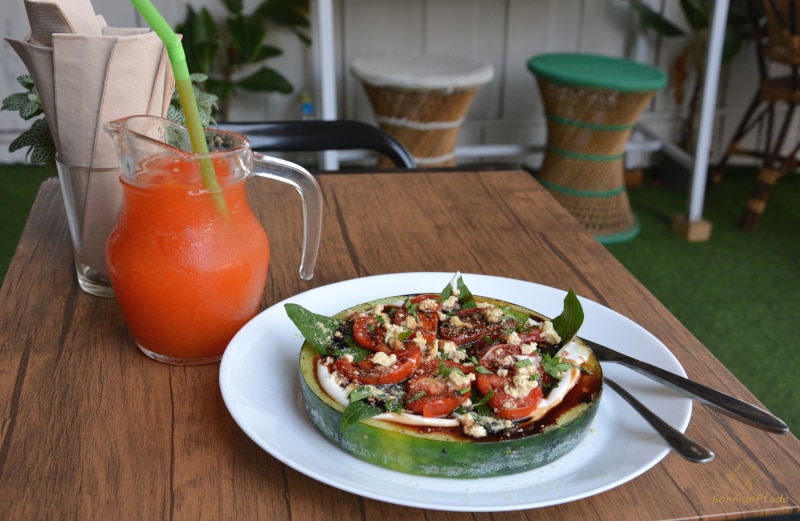 Mahlzeit im vegan "All you eat is love" Chiang Mai: Gegrillte Melonenscheibe mit Tomaten, Kräutern und Käse