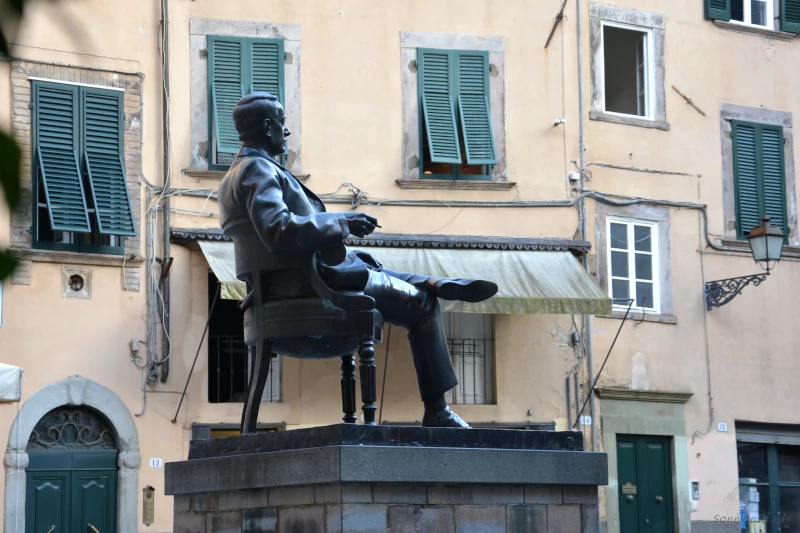 Giacomo Puccini Denkmal neben seinem Geburtshaus