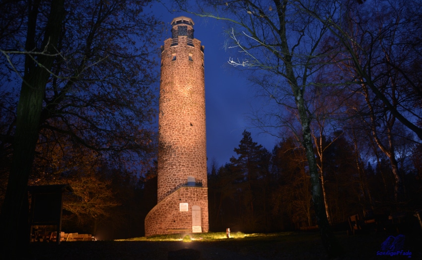 Der Schildbergturm bei Schildau, nächtlich illuminiert