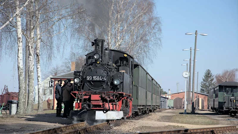 Ein Dampfzug am Bahnhof Mügeln steht abfahrbereit nach Kemmlitz