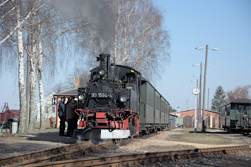 Döllnitztalbahn: Ein Dampfzug am Bahnhof Mügeln steht abfahrbereit nach Kemmlitz