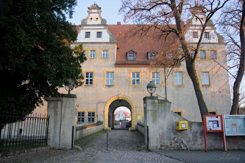 Außenseite und Tordurchfahrt altes Jagdschloß Wermsdorf im Renaissance Stil