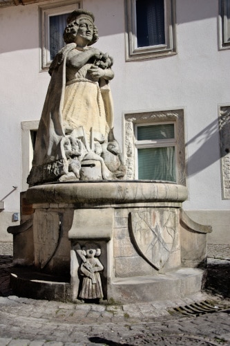 Eine lokale Sehenswürdigkeit: Der Minnesänger Heinrich von Mügeln als Brunnenfigur am Altmarkt