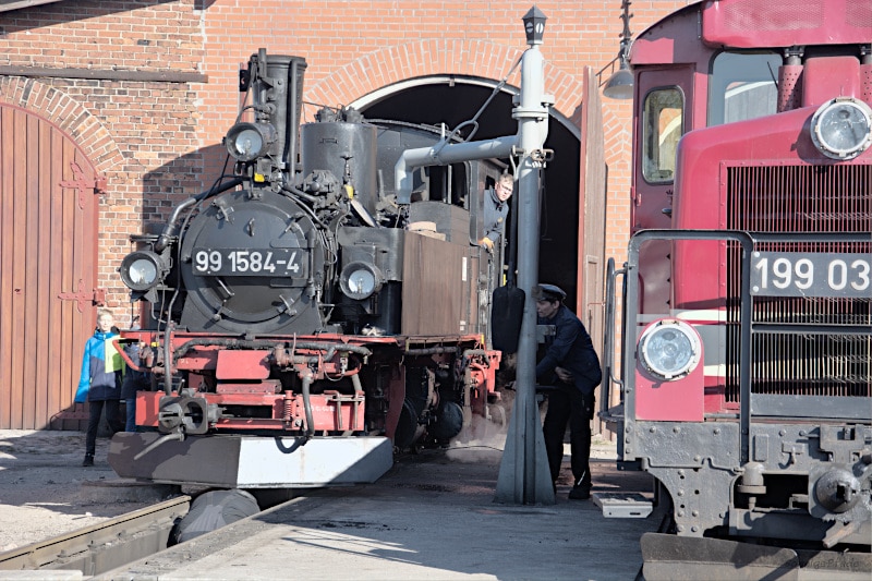 Watering: The BR99 steam locomotive at the water crane in front of the Mügeln locomotive shed