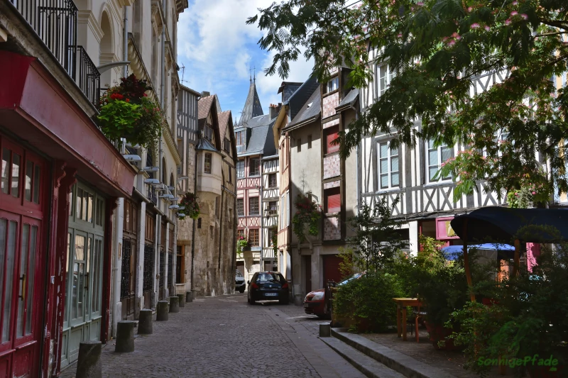 Altstadtgasse mit Fachwerkhäusern in Rouen, Frankreich