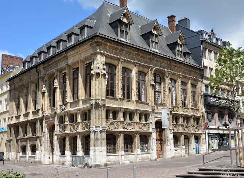 Rouen Tourist - Information in einem alten Kaufmannshaus in der Altstadt gegenüber dem Portal der Kathedrale