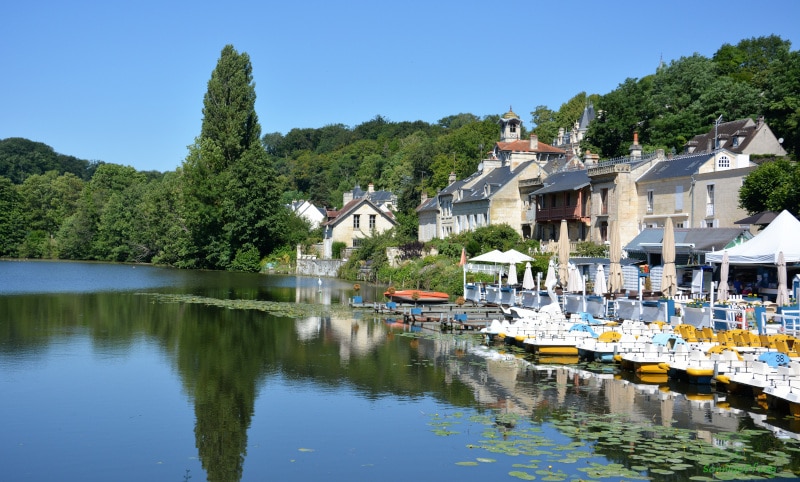 Am See mit Bootsverleih in Pierrefonds am Wald von Compiègne