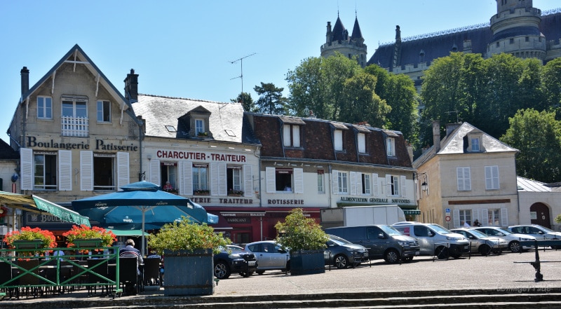 Boulangerie - Charcutier - Traiteur at Place de l'Hotel de Ville in Pierrefonds (France)