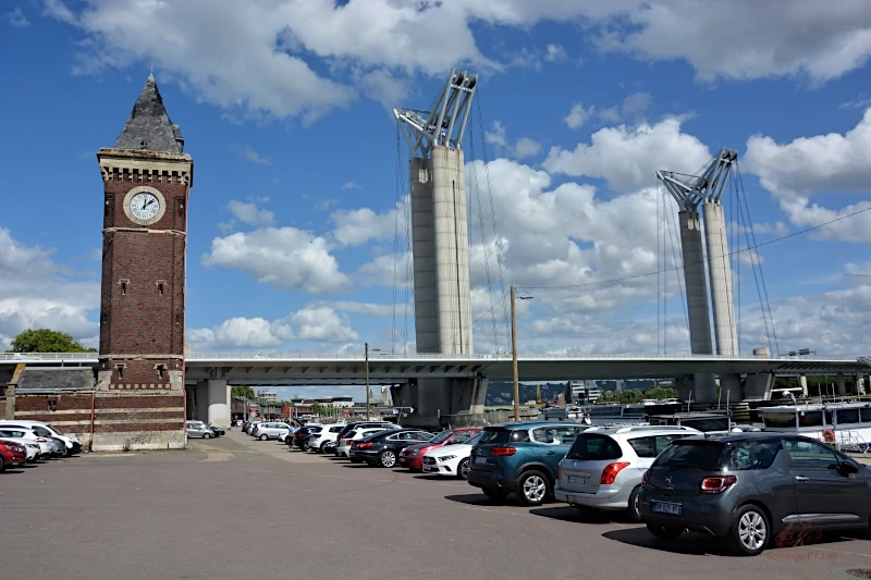 Frankreich: Uhrturm und Hubbrücke "Gustave Flaubert" an der Seine bei Rouen