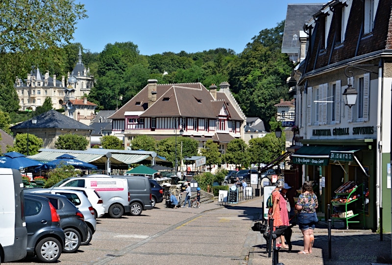 street scene in Pierrefonds (France)