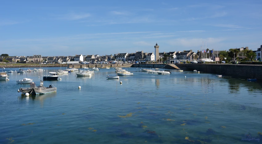 Roscoff, Bretagne: Hafenbucht mit Leuchtturm