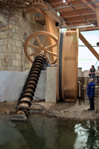 Ausstellung 6000 Jahre Wissenschaft im Jahrtausendturm: Wasserschnecke des Archimedes