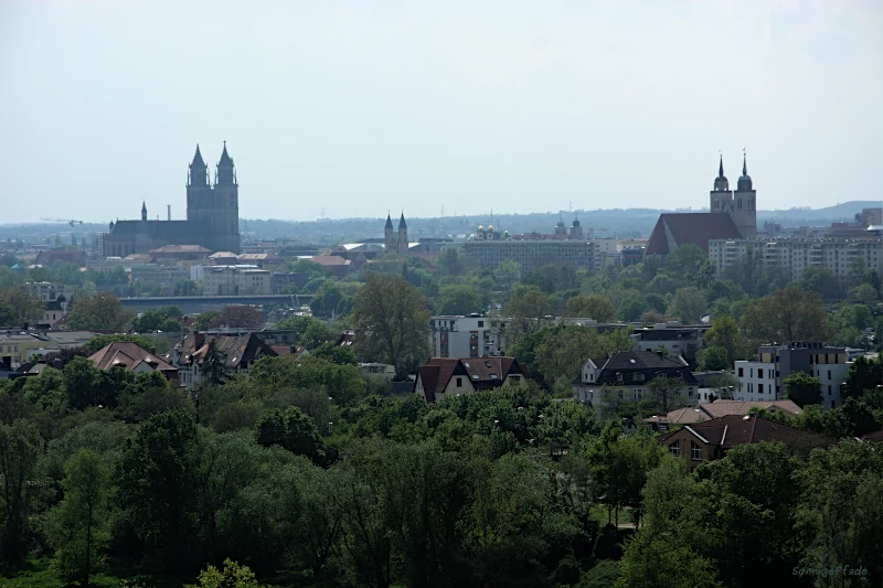 Magdeburg Elbauenpark: Blick vom Jahrtausendturm über die Skyline der Elbestadt