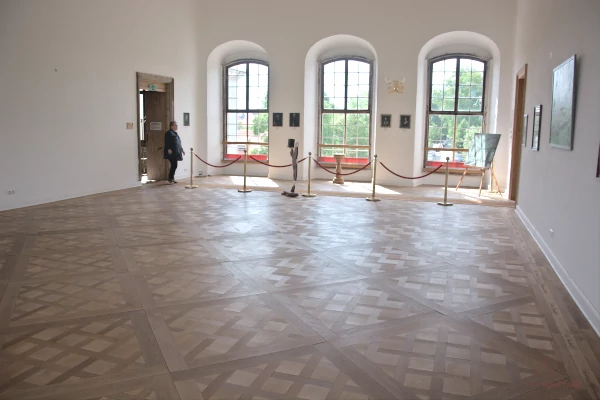 Dahlen manor house: The Emperor's Hall with new parquet from an international parquet laying workshop.