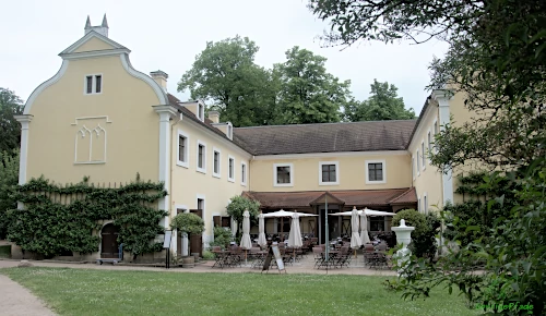 Das Küchengebäude zwischen Kirche und Schloß beherbergt die Gartenreich - Information und ein Restaurant