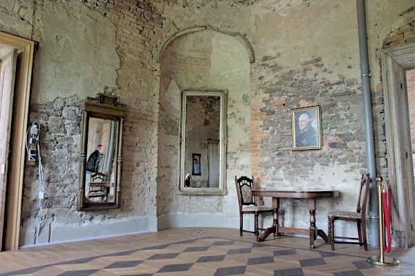 Dahlen manor house: Hall of mirrors with new parquet floor
