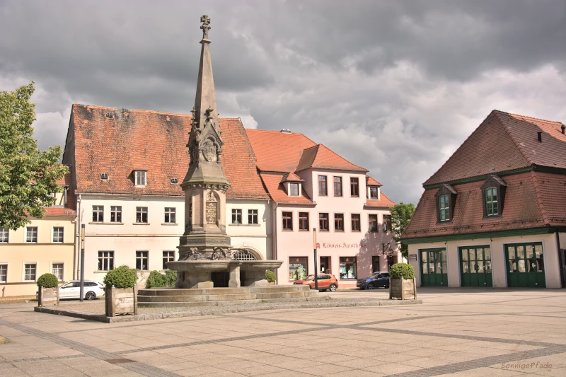 Marktplatz von Bad Schmiedeberg mit Gefallenendenkmal im deutsch - französischen Krieg 1870-71