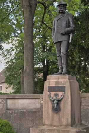 Der Sächsische König Albert auf einem Denkmal vor dem Alten Jagdschloß Wermsdorf