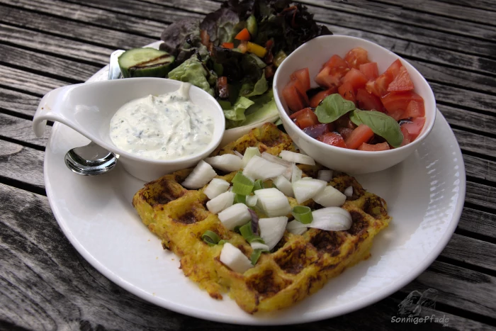 Vegetarisch essen an der Hubertusburg: Kartoffel - Waffel mit Tomatensalat im Schloßcafé Wermsdorf