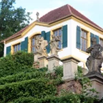 Die Heinrichsburg im Schloßpark mit Skulpturen von Permoser