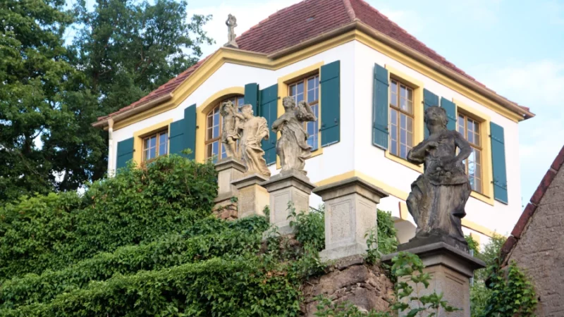 Die Heinrichsburg im Schloßpark mit Skulpturen von Permoser