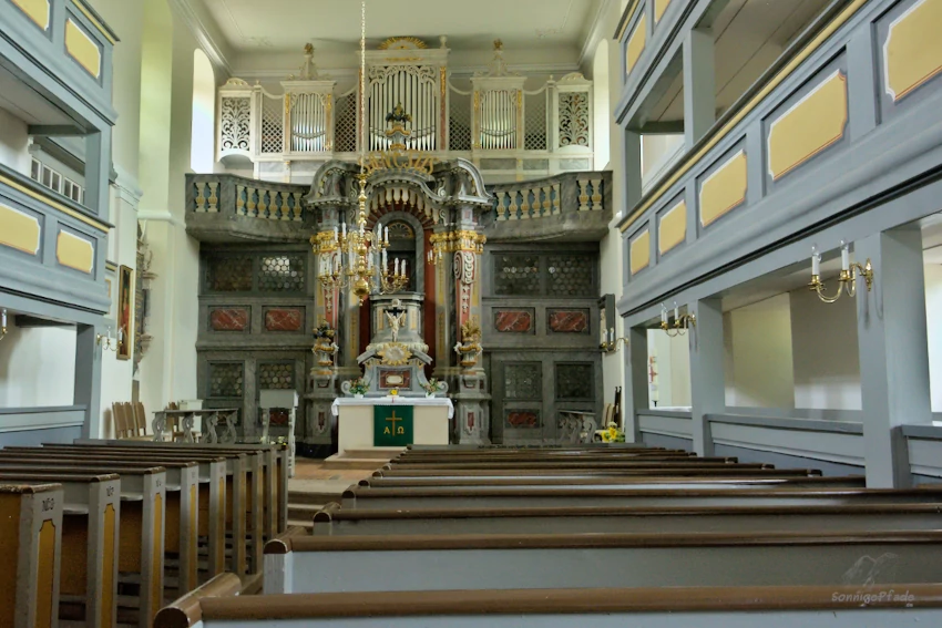 Kanzelaltar und Orgel in der Sehenswürdigkeit Schloßkirche Diesbar Seußlitz