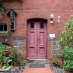 Die Eingangstür zum Pfarrhaus Saxdorf