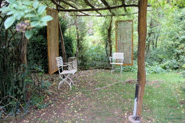 Laube im wahrsten Sinne des Wortes - eine Sitzecke im Garten Saxdorf