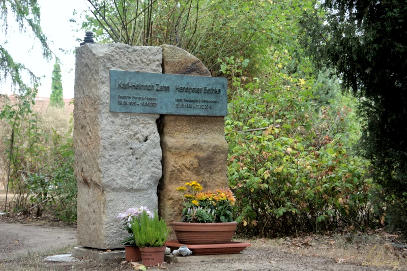 Gedenkstein neben der Kirche Saxdorf für die Gestalter des Gartens Karl- Heinrich Zahn und Hanspeter Bethke