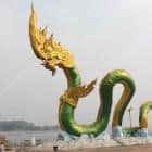 wasserspeiender Drachen auf der Uferpromenade des Mekong in Nong Khai - Thailand