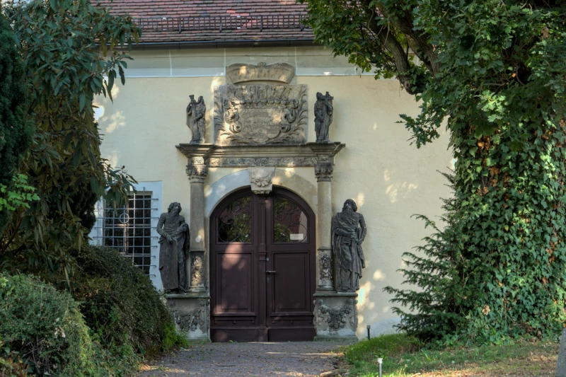 Reich verziertes Portal mit "Wächter" - Skulpturen an der Freiheit Meißen