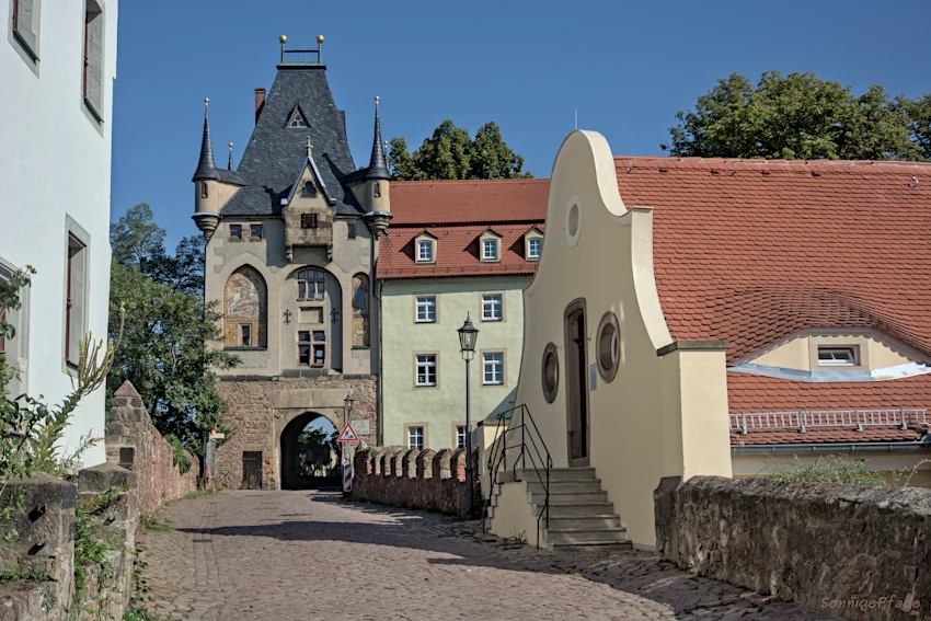 Aufgang zu den Meißner Sehenswürdigkeiten: Mittleres Burgtor der Albrechtsburg mit Heiligen - Mosaiken