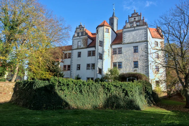 View from west to the Podelwitz manor with castle garden